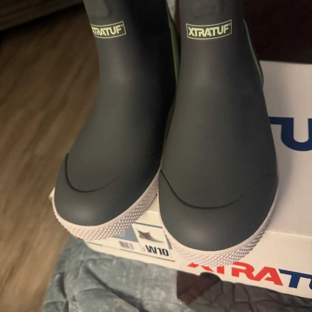 XtraTuf Women’s size 10